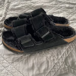 Black fur Birkenstock’s size 39